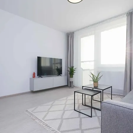 Near Airport - Balcony & Free Parking * براتسيلافا