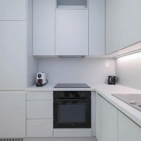 Near Airport - Balcony & Free Parking * 布拉迪斯拉发