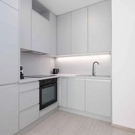 Near Airport - Balcony & Free Parking * براتسيلافا