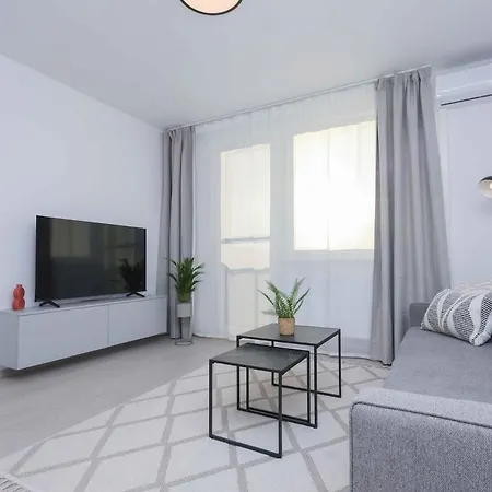 Near Airport - Balcony & Free Parking Bratislava