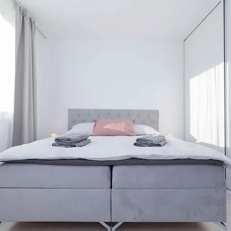 Near Airport - Balcony & Free Parking 布拉迪斯拉发