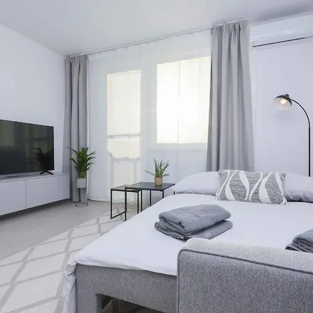 Near Airport - Balcony & Free Parking