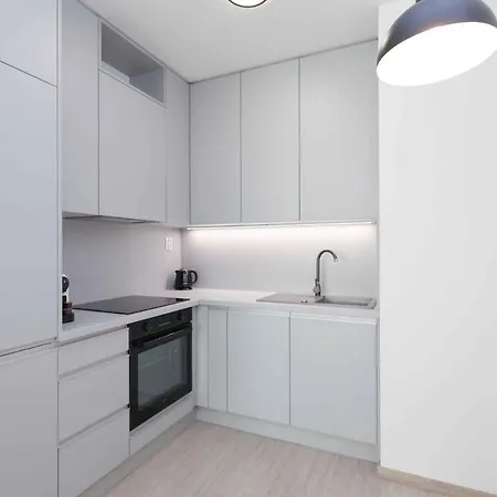 Near Airport - Balcony & Free Parking شقة