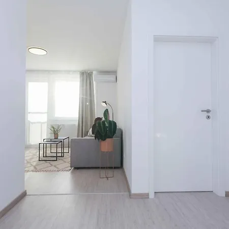 Near Airport - Balcony & Free Parking 布拉迪斯拉发