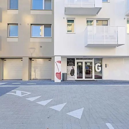 Near Airport - Balcony & Free Parking