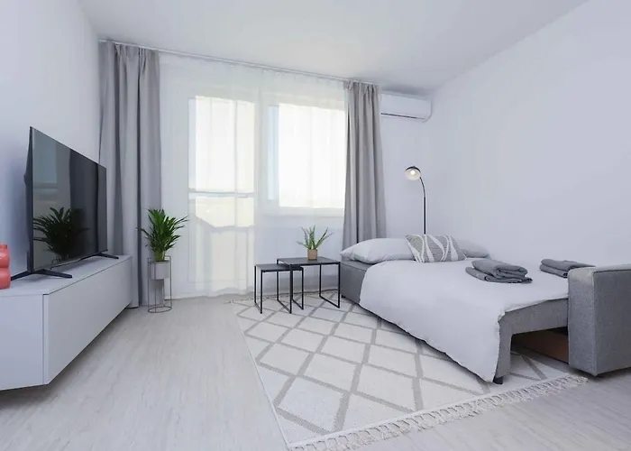 Near Airport - Balcony & Free Parking Apartment Bratislava