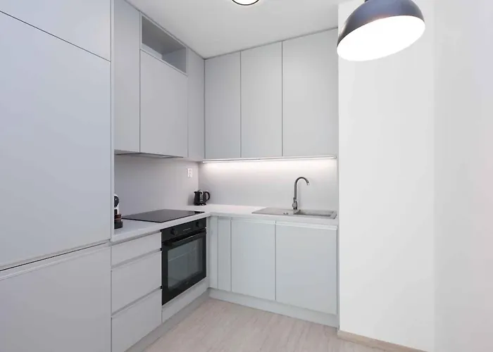 Near Airport - Balcony & Free Parking Apartment