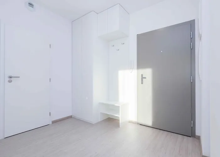 Apartment Near Airport - Balcony & Free Parking *
