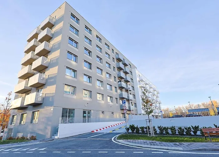 Apartment Near Airport - Balcony & Free Parking *