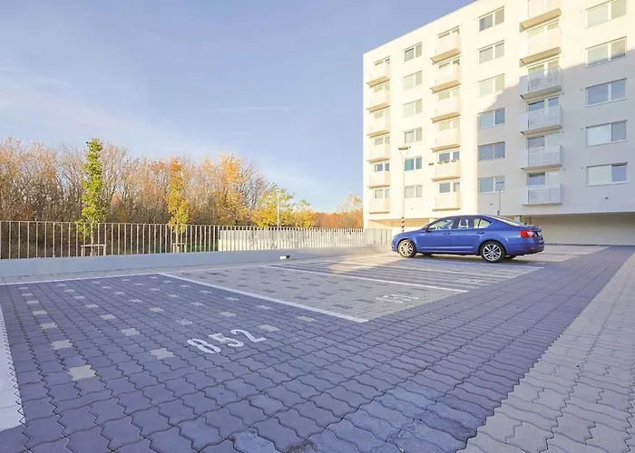 Apartment Near Airport - Balcony & Free Parking *