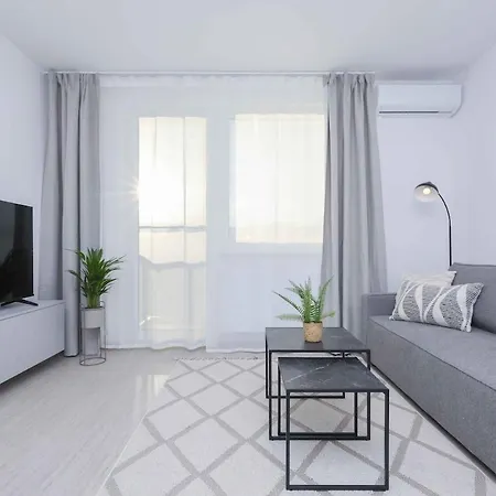 Near Airport - Balcony & Free Parking Lejlighed