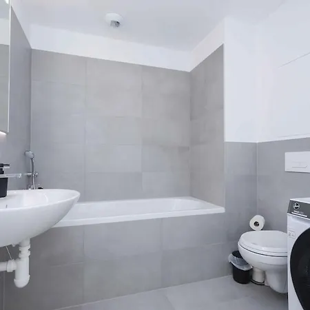 Near Airport - Balcony & Free Parking Lejlighed