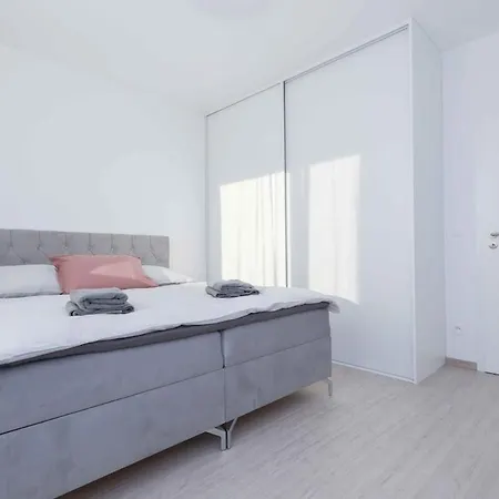 Near Airport - Balcony & Free Parking *