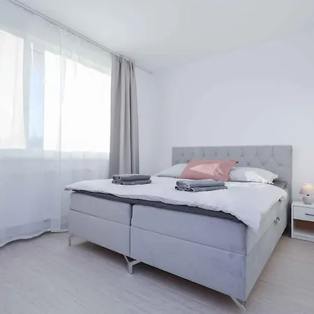 Apartmán Near Airport - Balcony & Free Parking