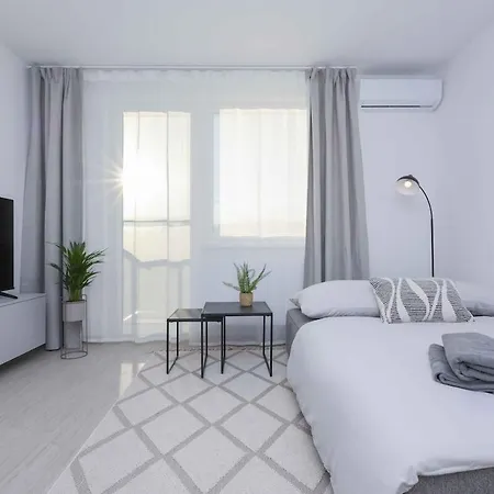 Apartmán Near Airport - Balcony & Free Parking Bratislava