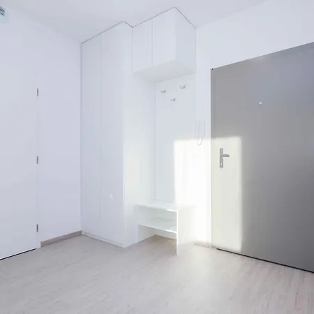 Apartmán Near Airport - Balcony & Free Parking *