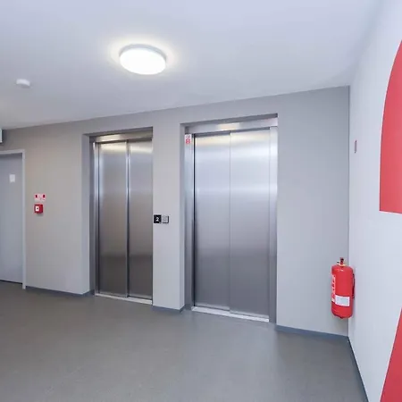 Apartmán Near Airport - Balcony & Free Parking