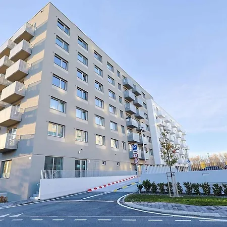 Apartmán Near Airport - Balcony & Free Parking *